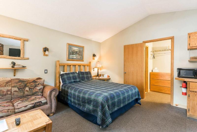 4 Seasons Inn On Fall River image