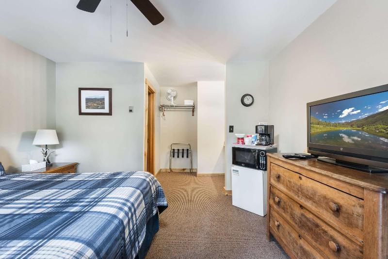 4 Seasons Inn On Fall River image