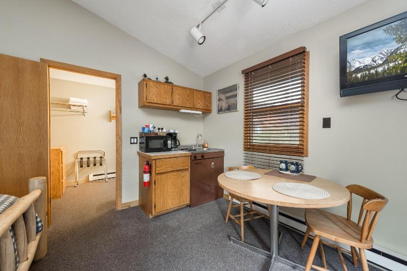 4 Seasons Inn On Fall River image