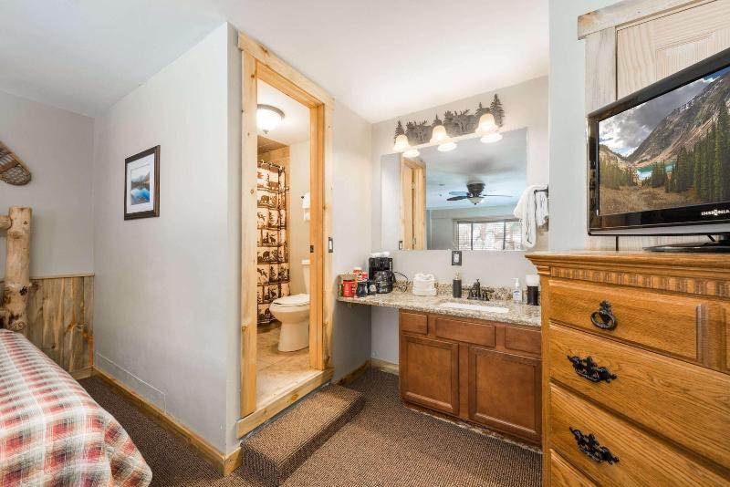 4 Seasons Inn On Fall River image