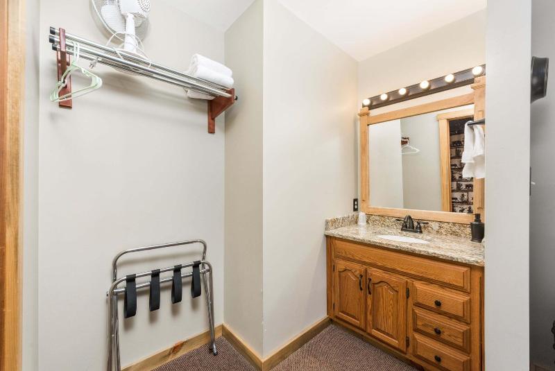 4 Seasons Inn On Fall River image