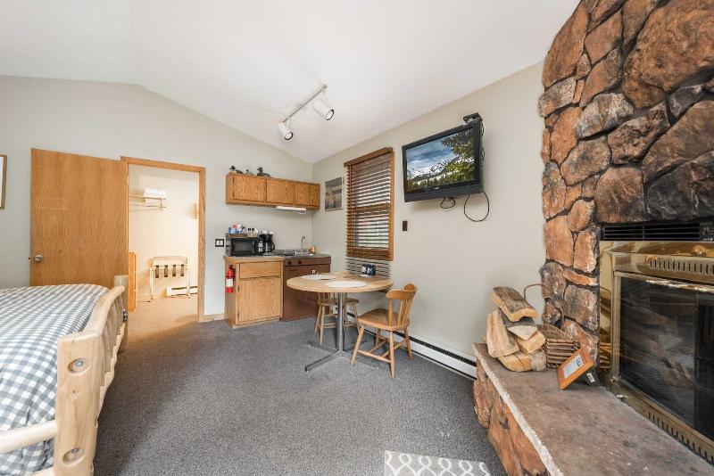 4 Seasons Inn On Fall River image