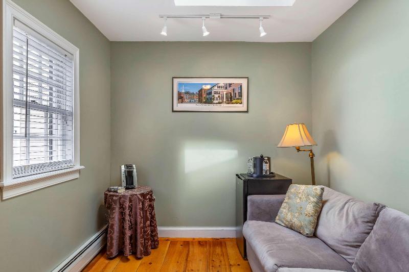 Essex Street Inn & Suites, Ascend Hotel Collection image