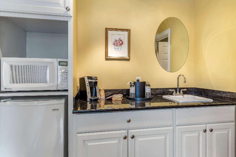 Essex Street Inn & Suites, Ascend Hotel Collection image