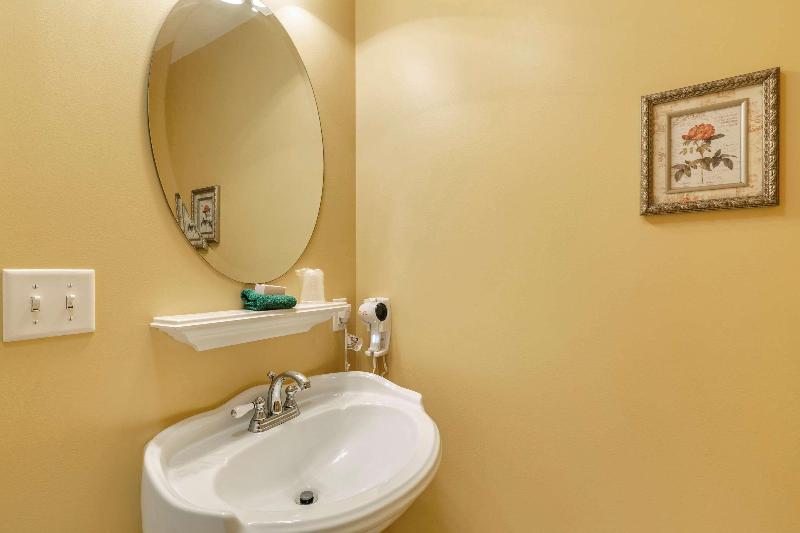 Essex Street Inn & Suites, Ascend Hotel Collection image