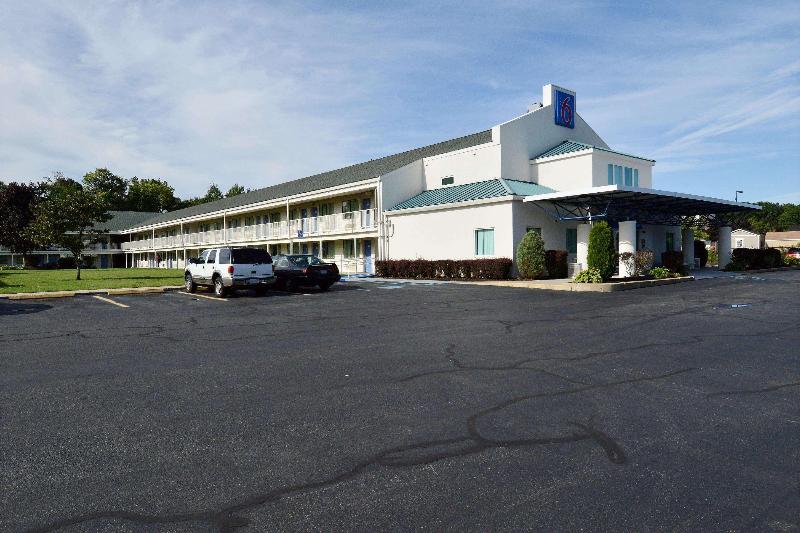 Motel 6 Tewksbury, Ma - Boston image