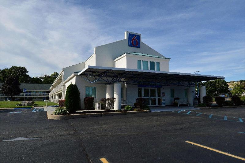 Motel 6 Tewksbury, Ma - Boston image