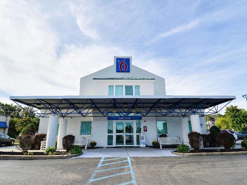 Motel 6 Tewksbury, Ma - Boston image