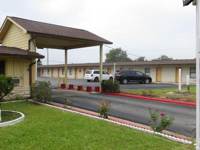 Travel Inn & Suites image