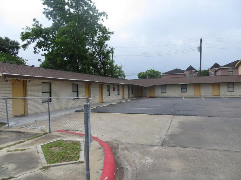 Travel Inn & Suites image