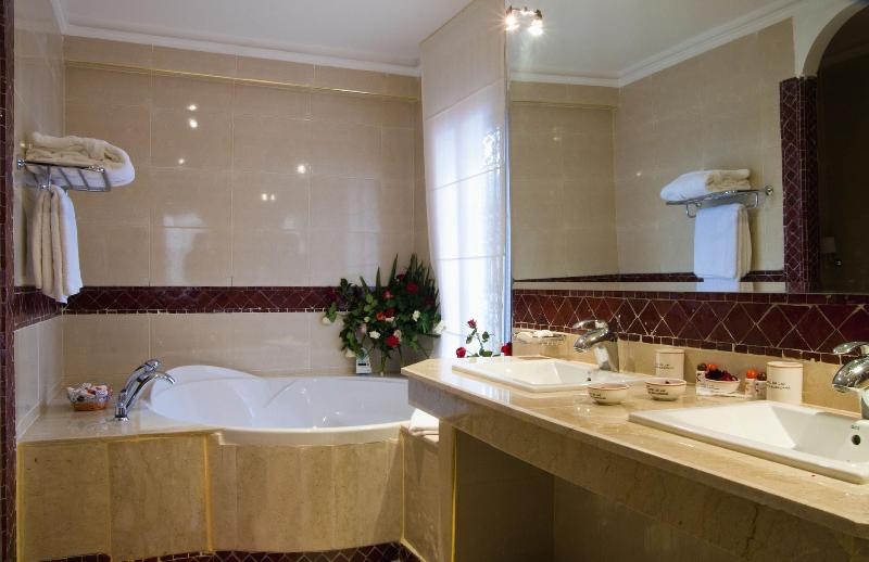 Hotel Chems Du Lac image