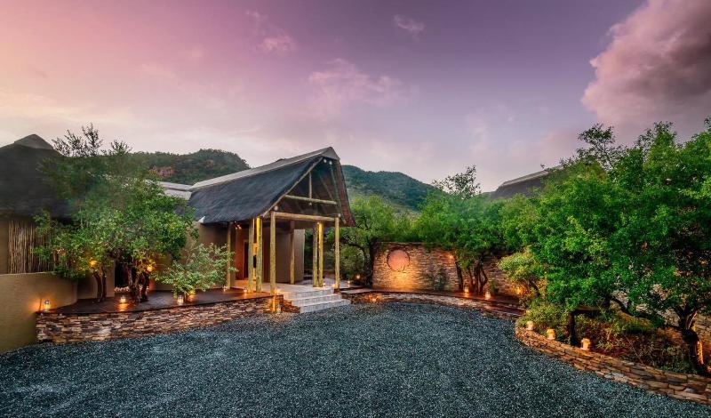 Lush Private Lodge image