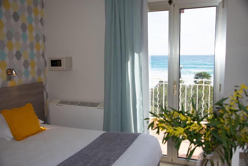 Hôtel Reine D'Azur image