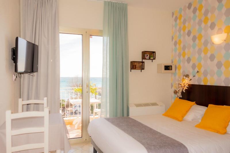 Hôtel Reine D'Azur image