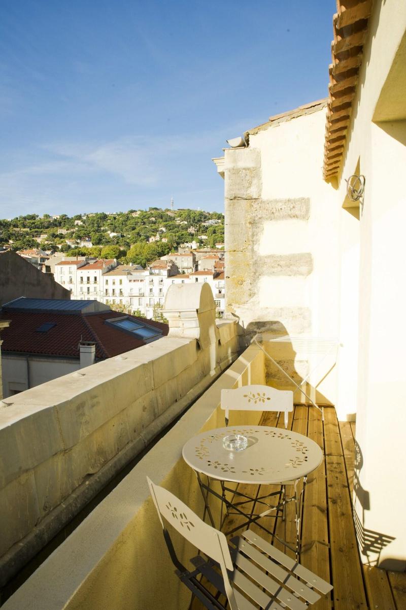 Georges Hostel & Café image