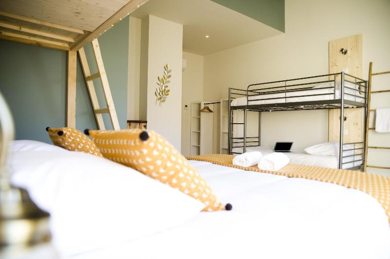 Georges Hostel & Café image