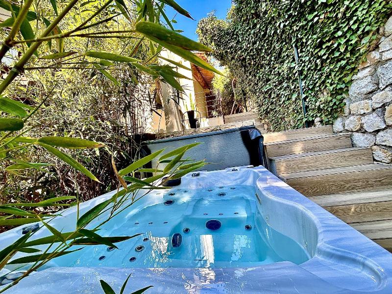 The Address Cassis image