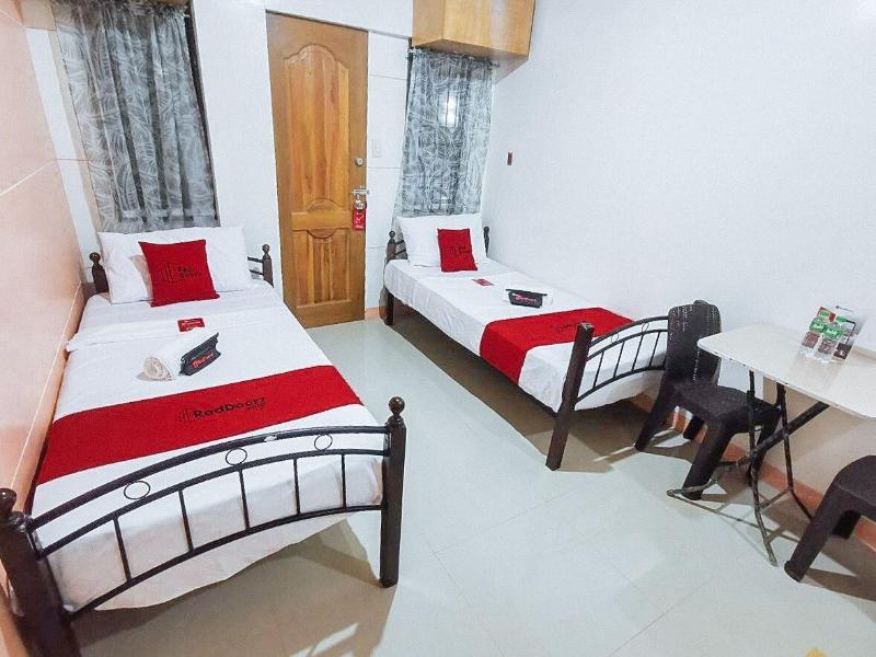RedDoorz near SGM Condotel Villa Beach Iloilo image