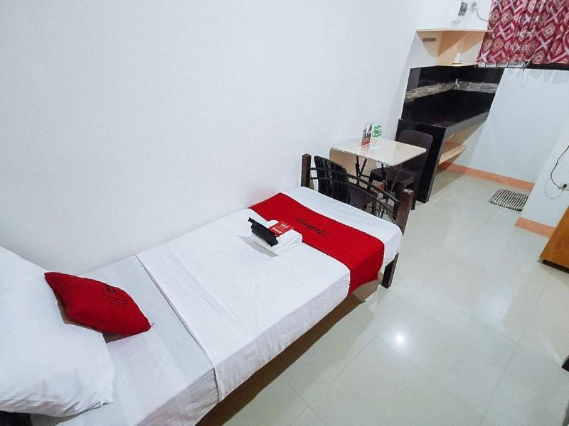 RedDoorz near SGM Condotel Villa Beach Iloilo image