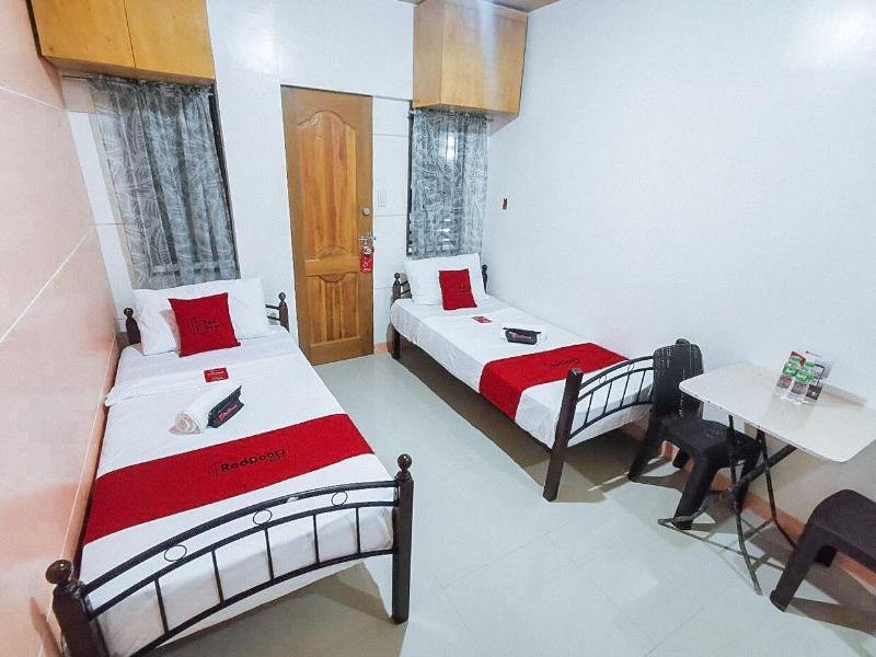 RedDoorz near SGM Condotel Villa Beach Iloilo image