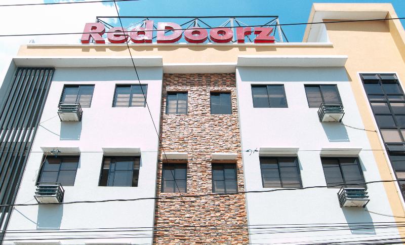 RedDoorz near SM Bicutan