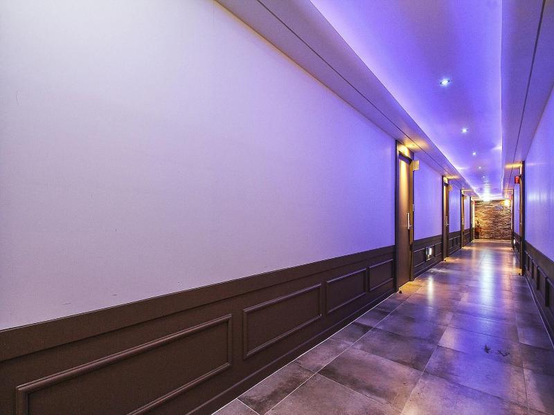 Bobos Hotel image