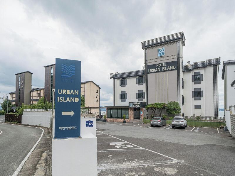 Hotel Urban Island image