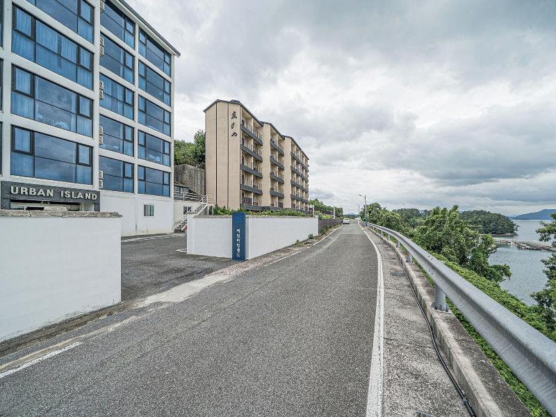 Hotel Urban Island image