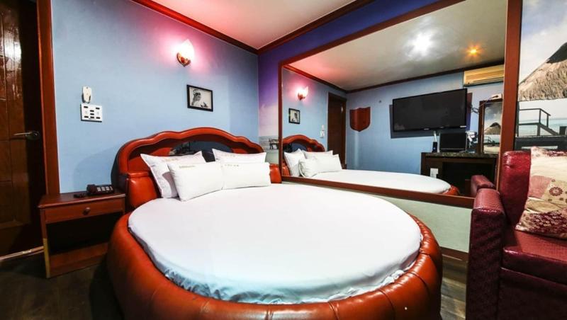 Swiss Motel image