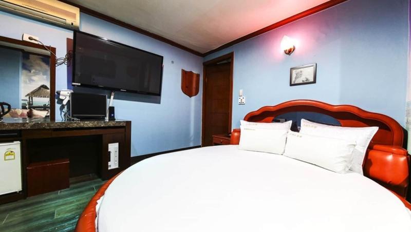 Swiss Motel image