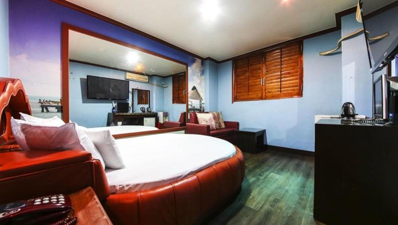 Swiss Motel image