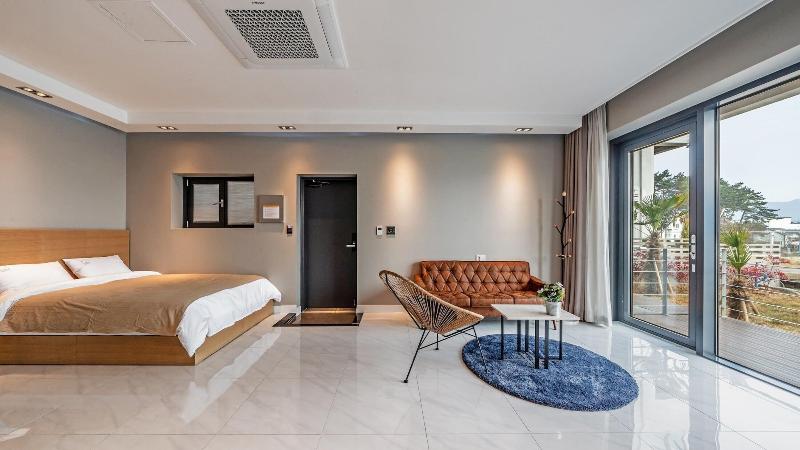 Namhae Lounge 32 Resort A image