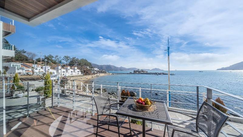 Namhae Lounge 32 Resort A image