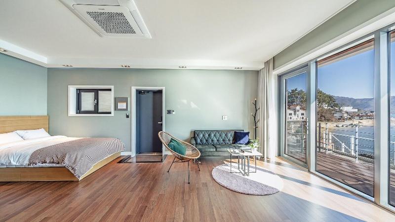 Namhae Lounge 32 Resort A image