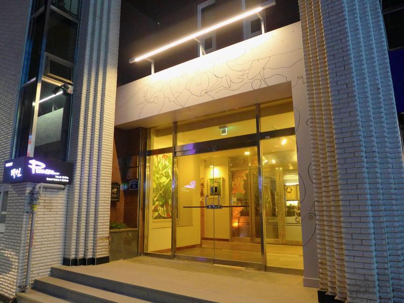 Gallery Family Hotel image