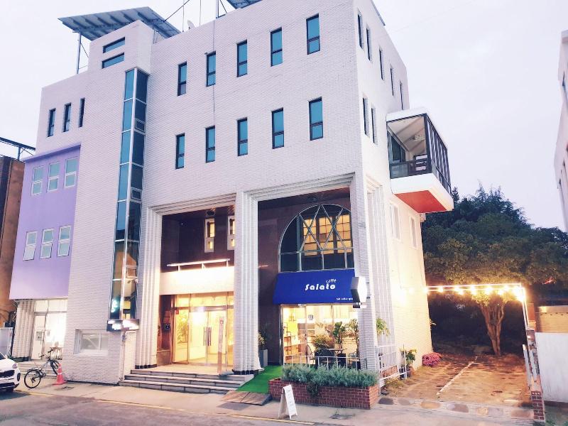 Gallery Family Hotel image