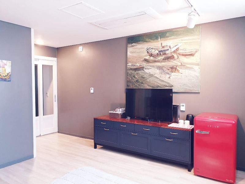 Gallery Family Hotel image