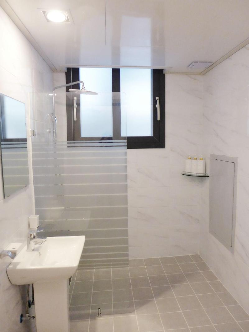 Gallery Family Hotel image