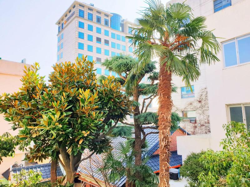 Gallery Family Hotel image