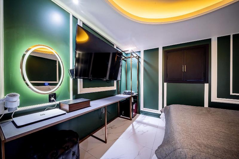 The Gray Hotel image