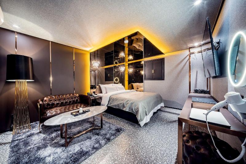 The Gray Hotel image