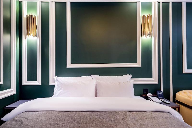 The Gray Hotel image
