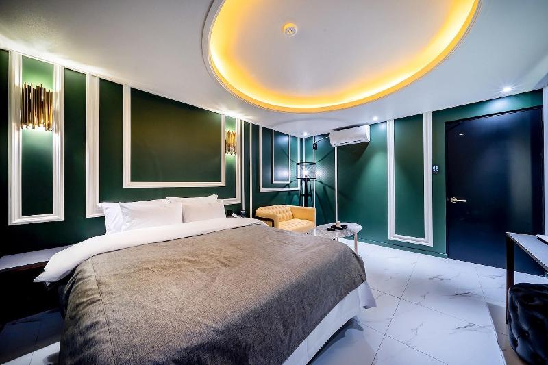 The Gray Hotel image