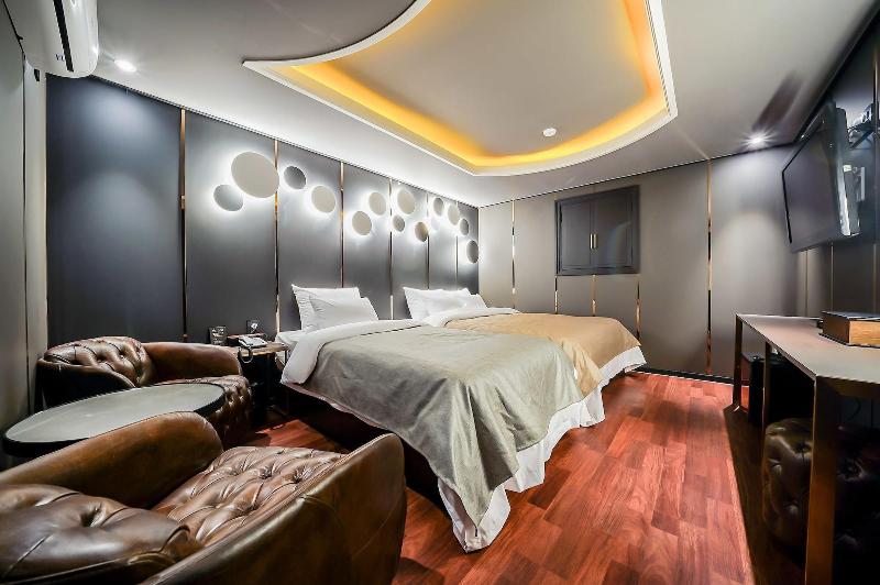 The Gray Hotel image