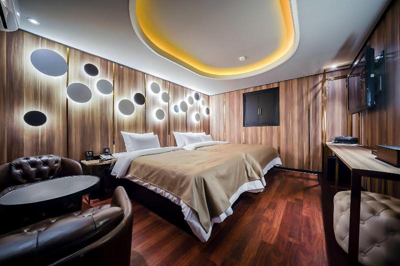 The Gray Hotel image