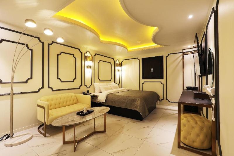 The Gray Hotel image