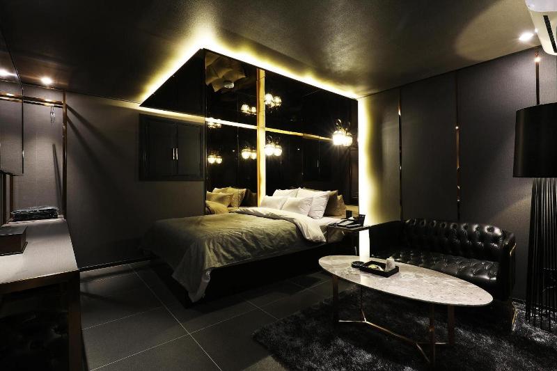 The Gray Hotel image