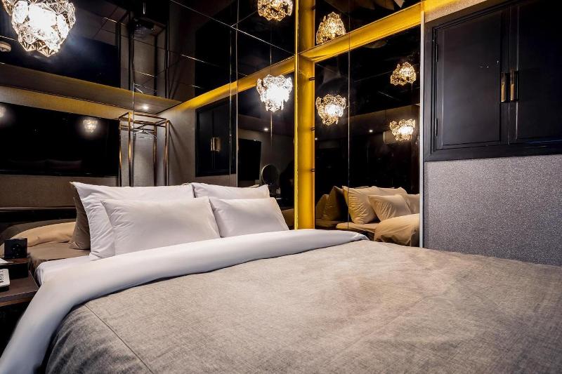 The Gray Hotel image