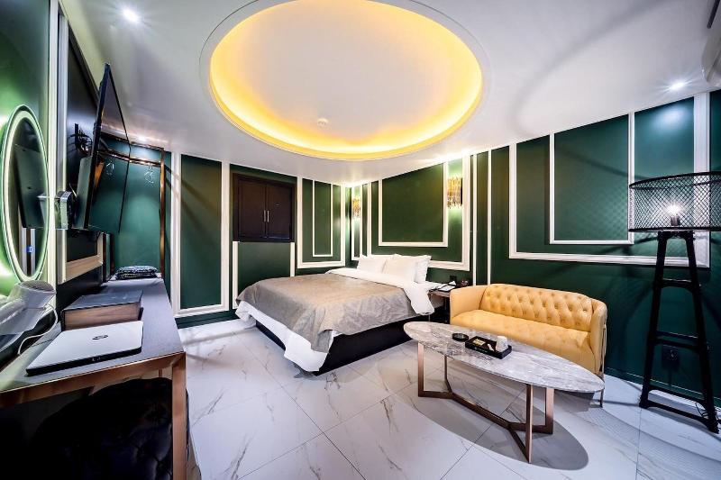 The Gray Hotel image