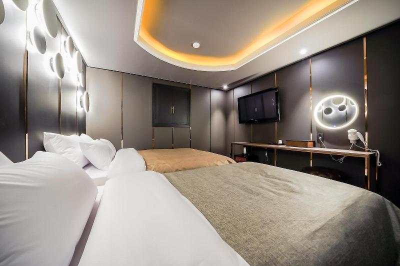 The Gray Hotel image